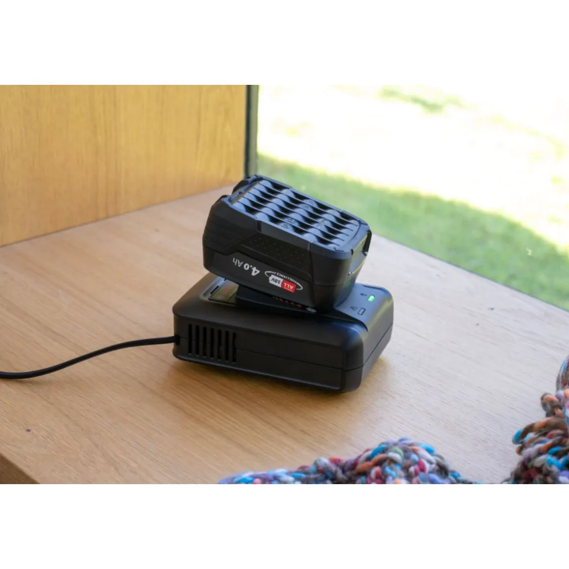 Bosch Akku Starter-Set 18V, 4,0 Ah Akku Ladegerät 18V-44