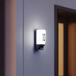 Steinel Sensoraußenleuchte L 1 S weiß mit Hausnummer